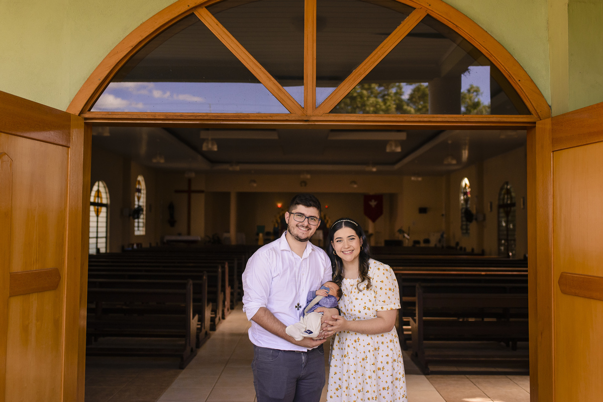 pais em frente a igreja