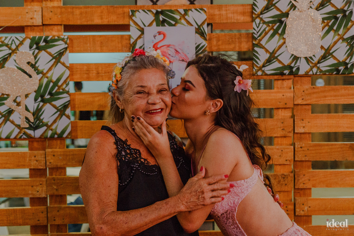 Beijo gostoso na avó em seu aniversário 18 anos