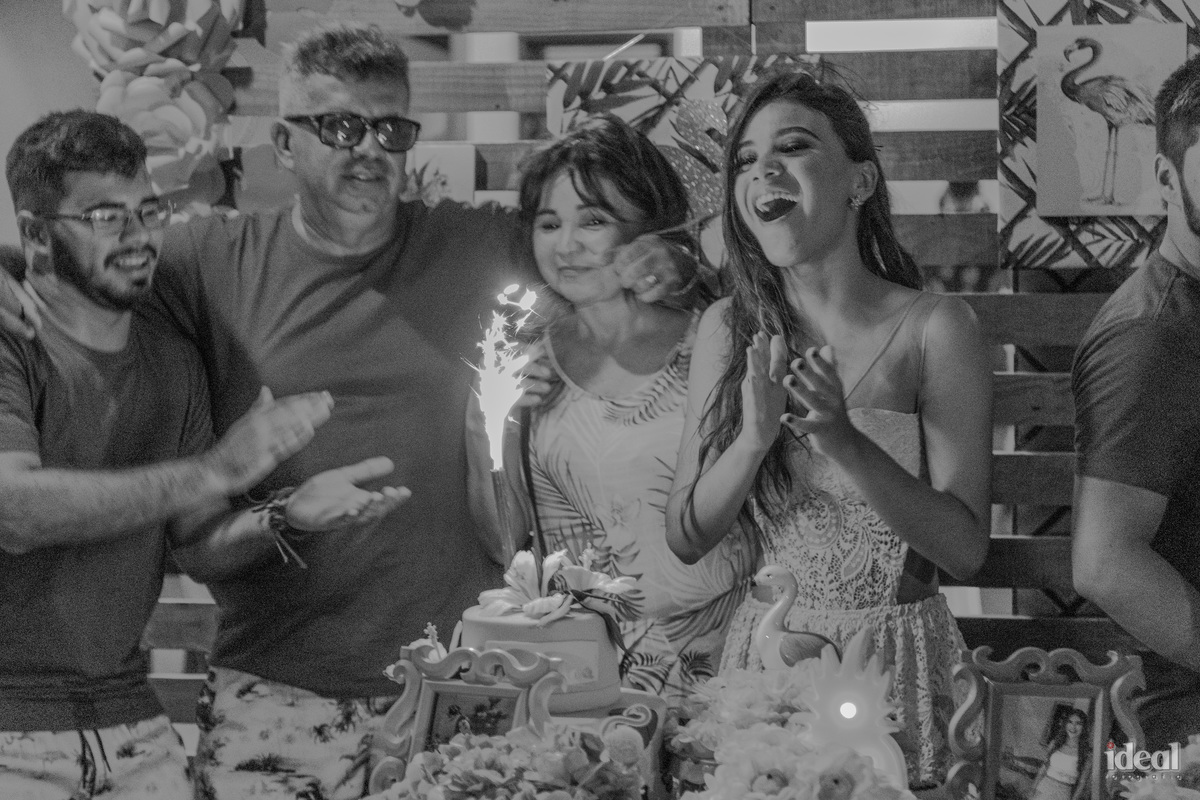 Fotografia preto em branco hora do parabéns em aniversário