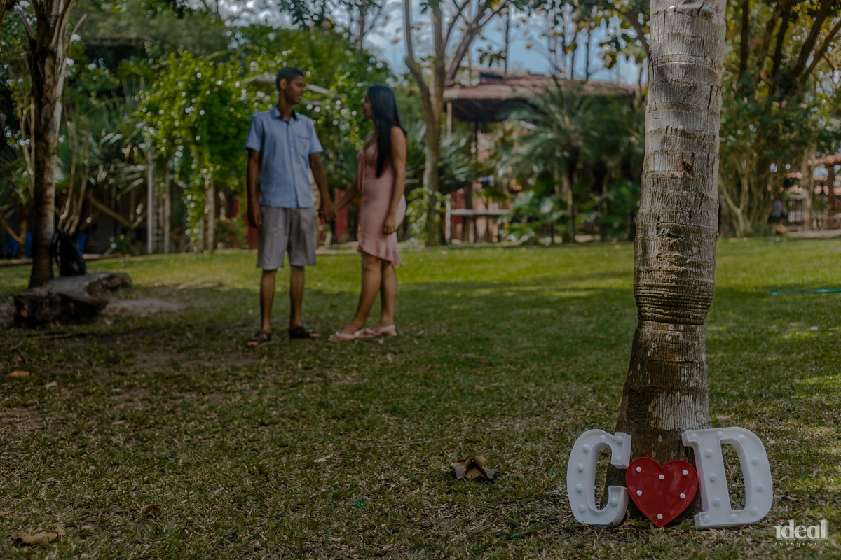 casal andando no tracoa em ensaio fotografico