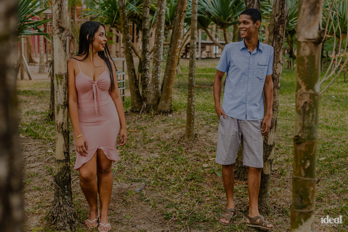 casal olhando entre sim em ensaio fotográfico 