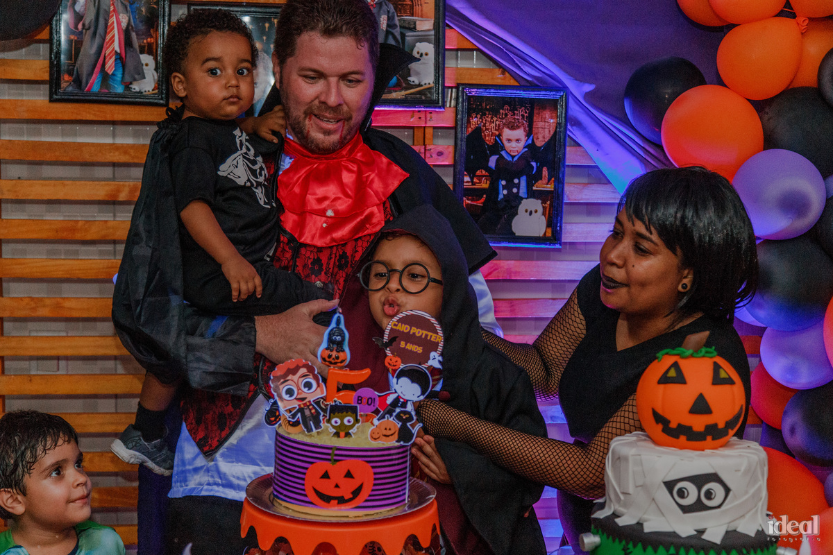 soprando a vela festa de aniversário ideal fotografia