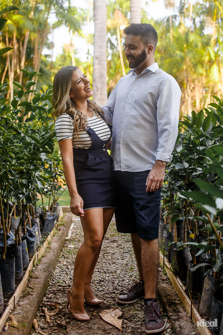 casal interagindo em jardim