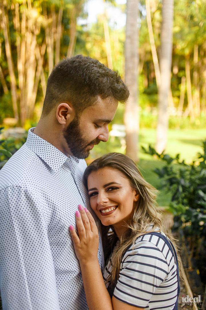 casal com ela sorrindo pra camera