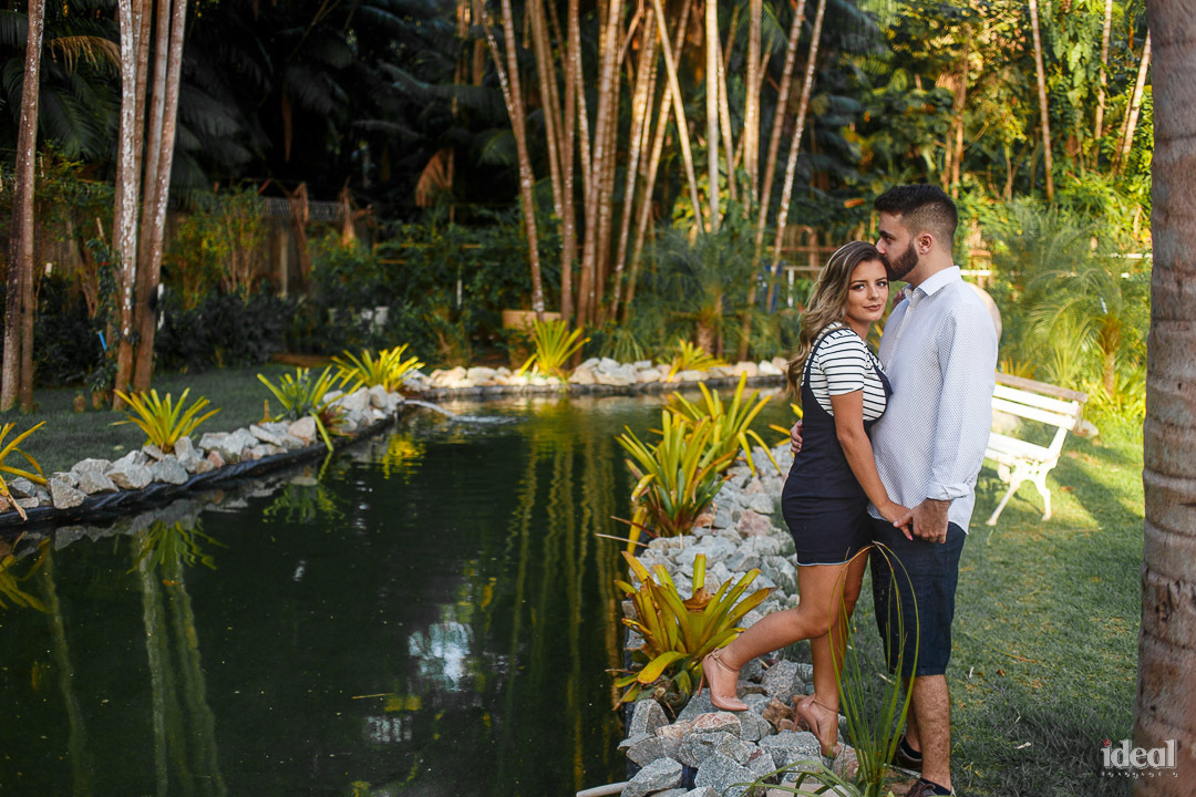 casal posando no lago