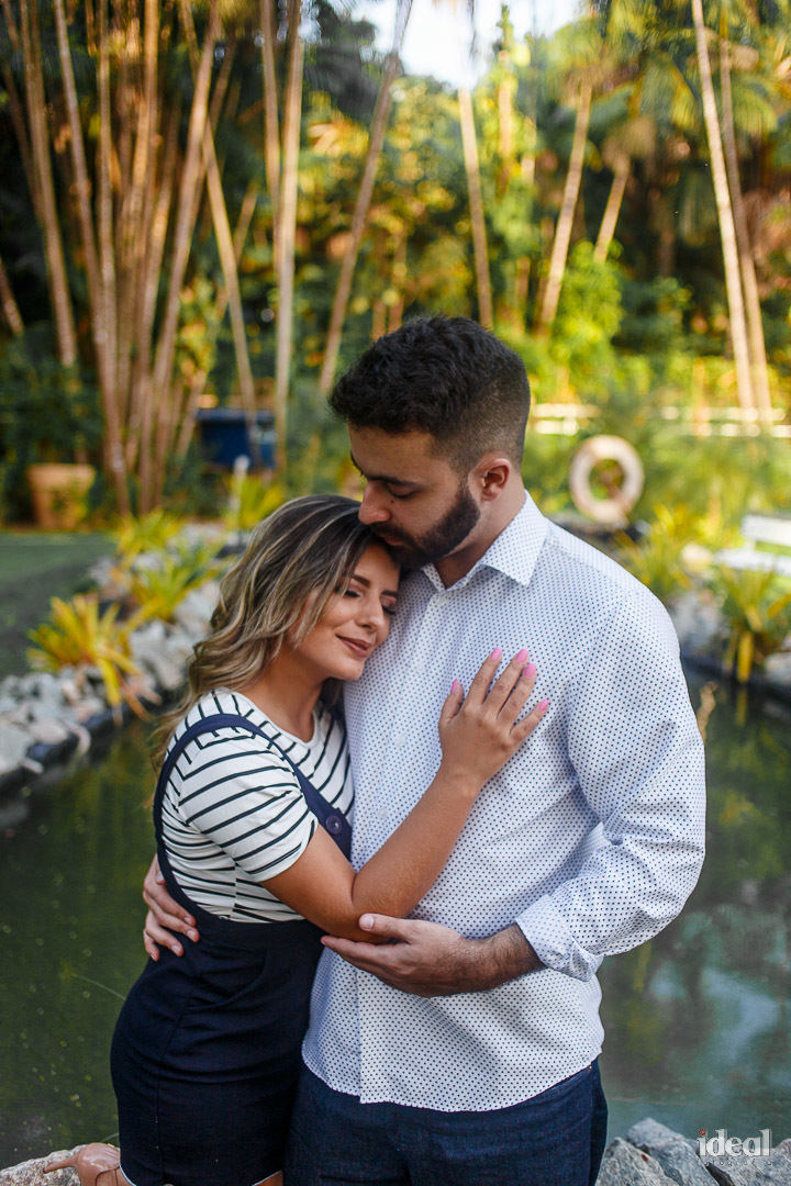 ele beijando a testa da amada book fotografico
