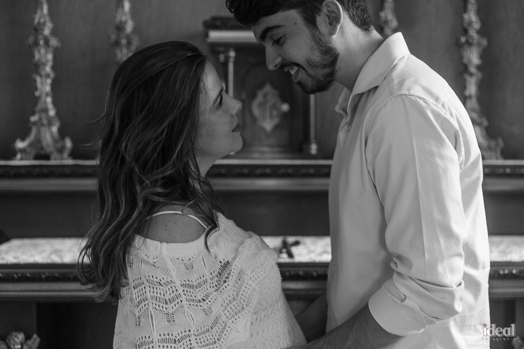 foto preto e branca de book fotografico de gestante