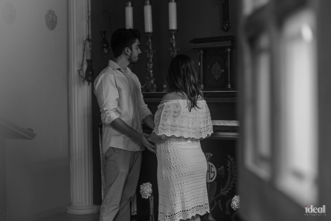 foto preto e branca de ensaio de gestante