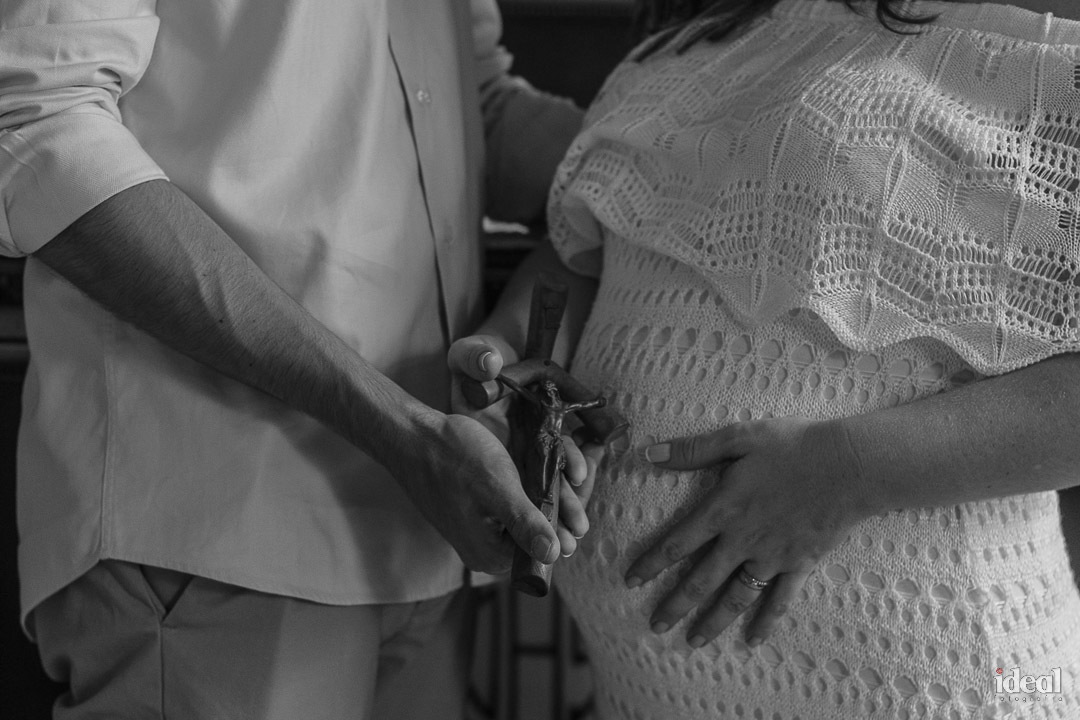 maos na barriga da gestante em ensaio fotografico