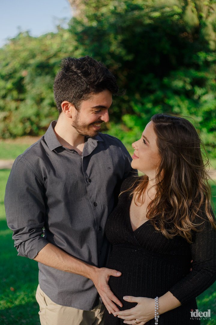casal sorrindo em book fotografico de gestante