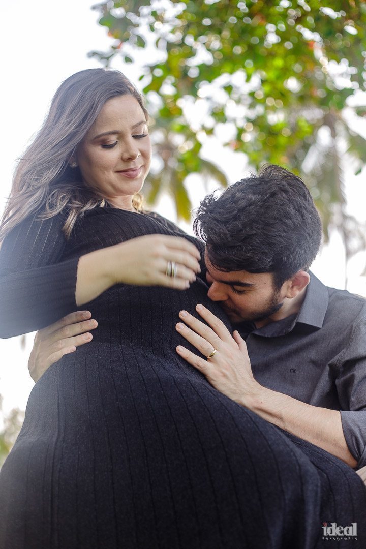 foto do marido beijando barriga da esposa gravida