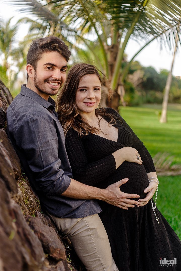 casal posando para book de fotografia gestante