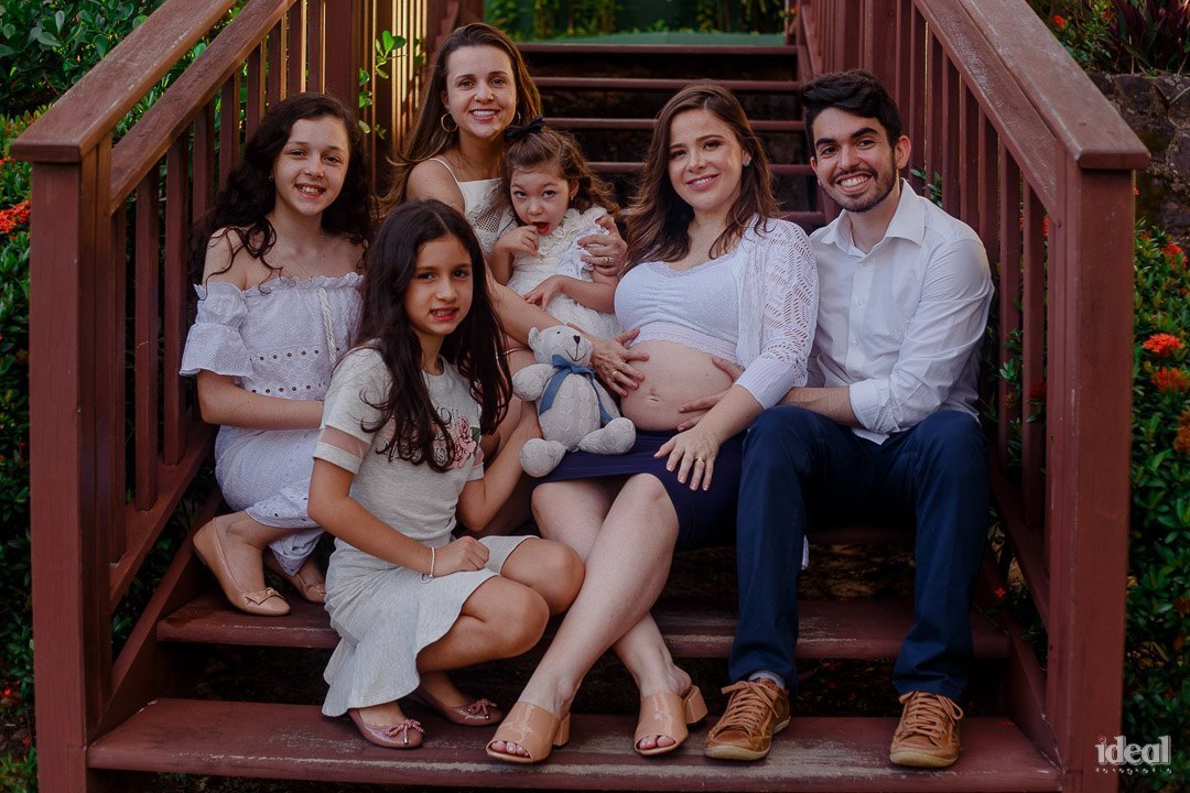 foto com a familia em book fotografico de gestante em blue tree
