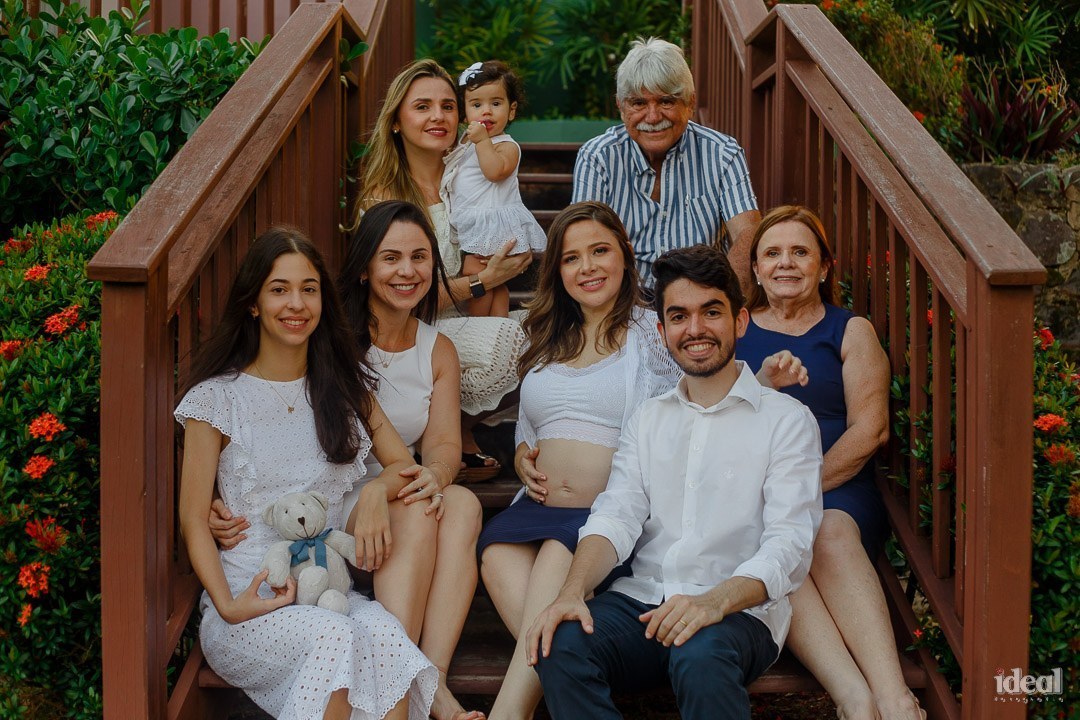 foto com os pais e familia em book de gestante