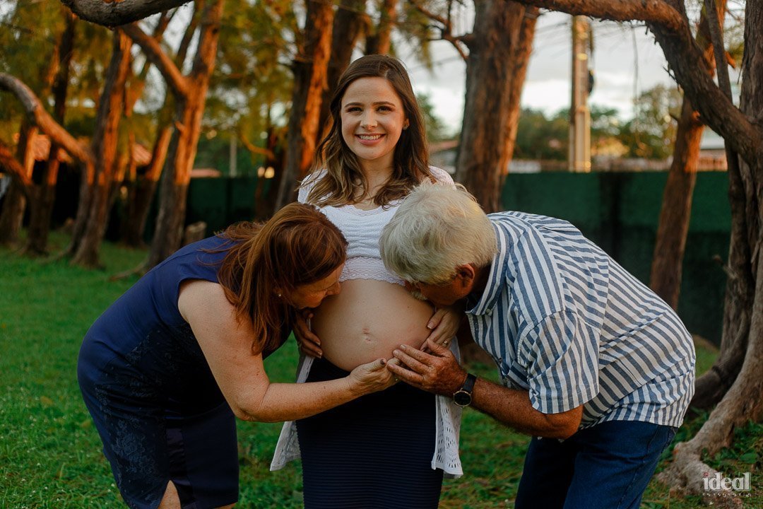 pais beijando a barriga da gravida