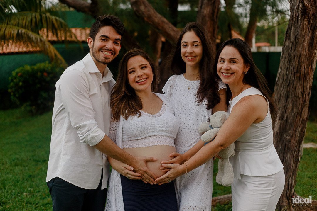 familia abraçando a gravida em book fotografico
