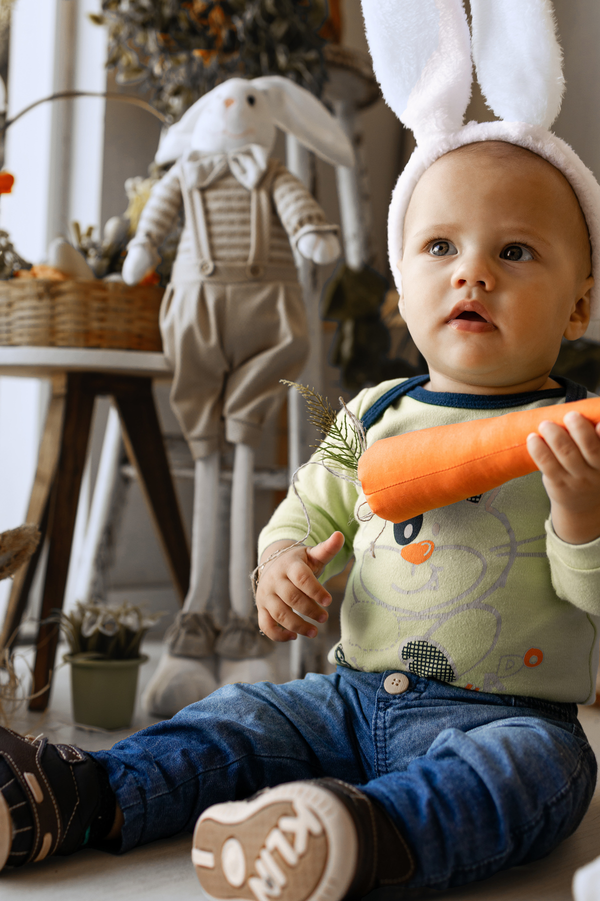 Ensaio infantil de páscoa com menino em estúdio com luz natural