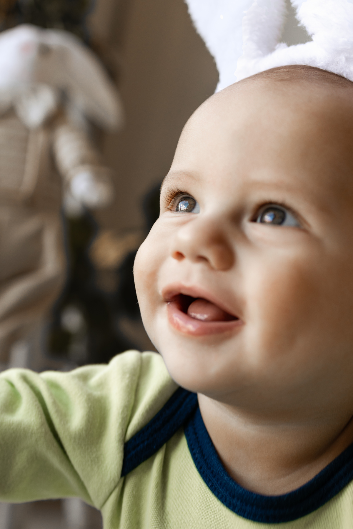 Ensaio infantil de páscoa com menino com destaque nos olhos em estúdio