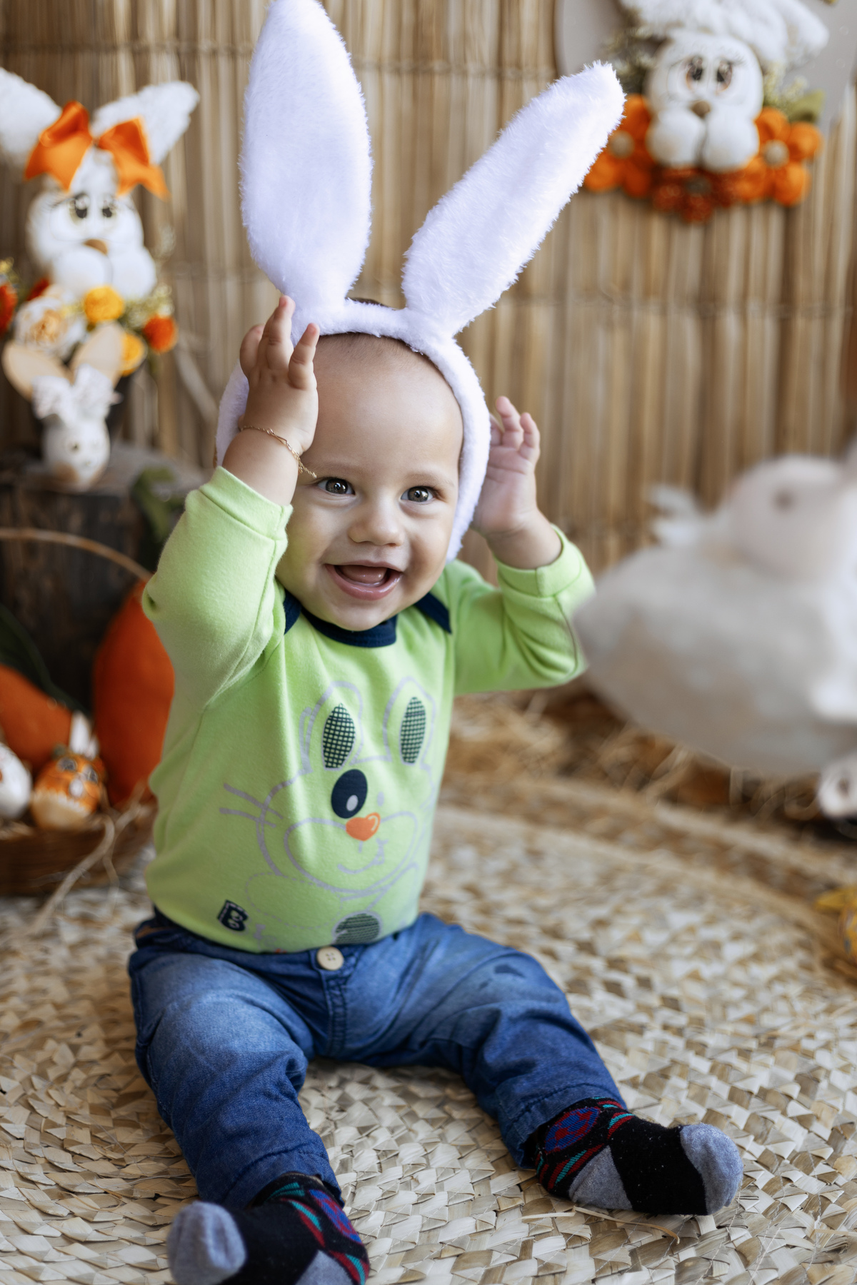 Ensaio infantil de páscoa com menino sorrindo em estúdio
