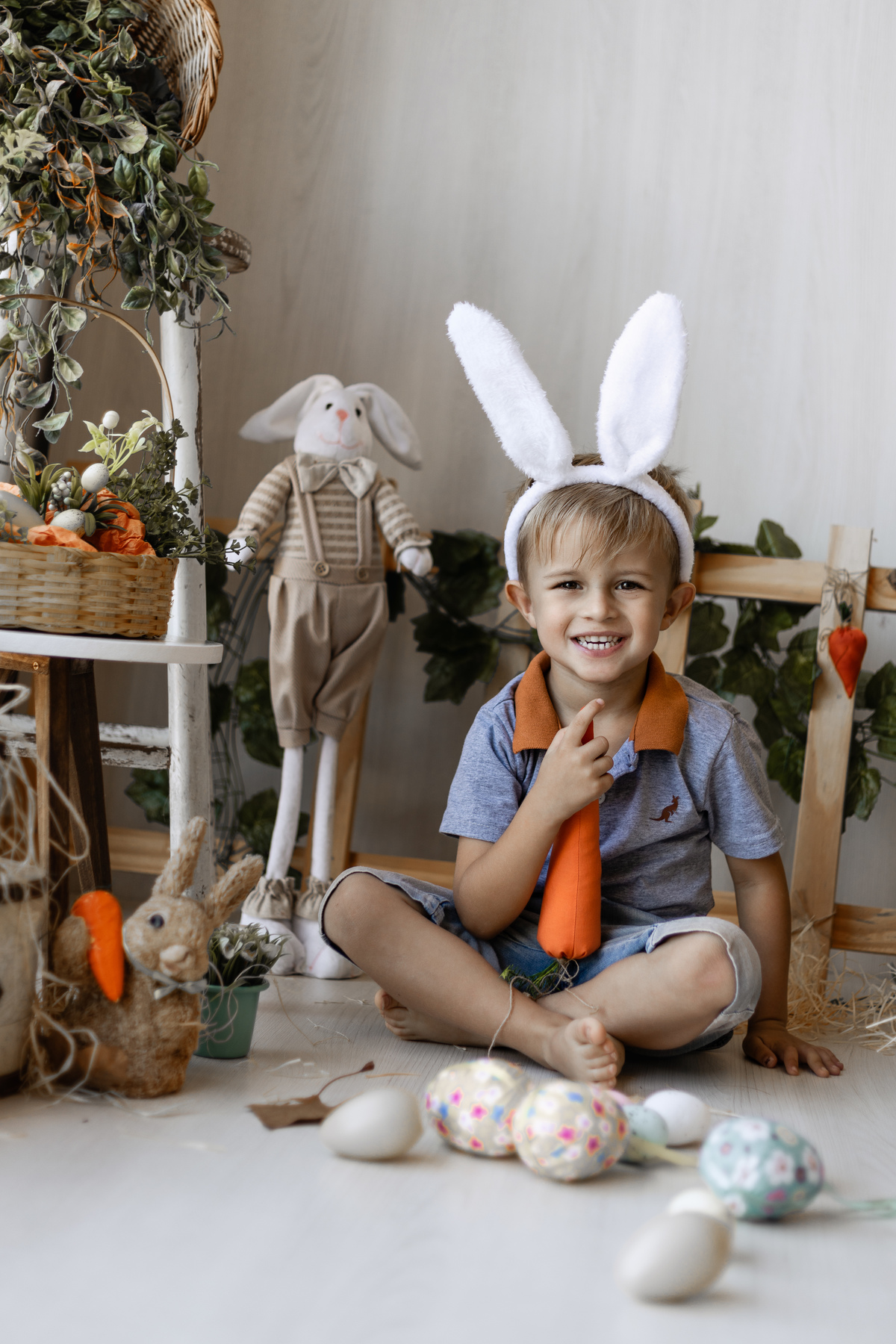 Ensaio de Páscoa infantil de menino com cenoura