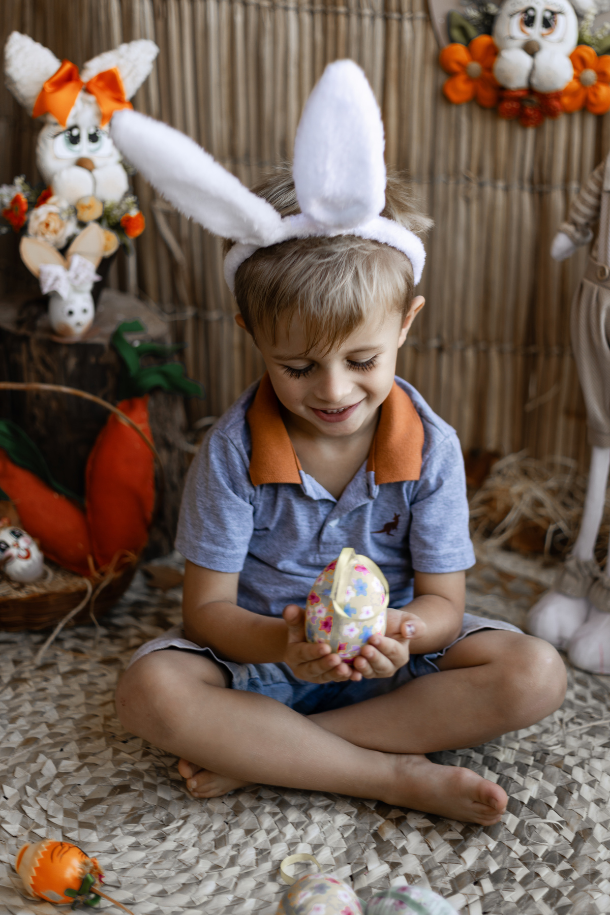 Ensaio de Páscoa infantil de menino com ovo