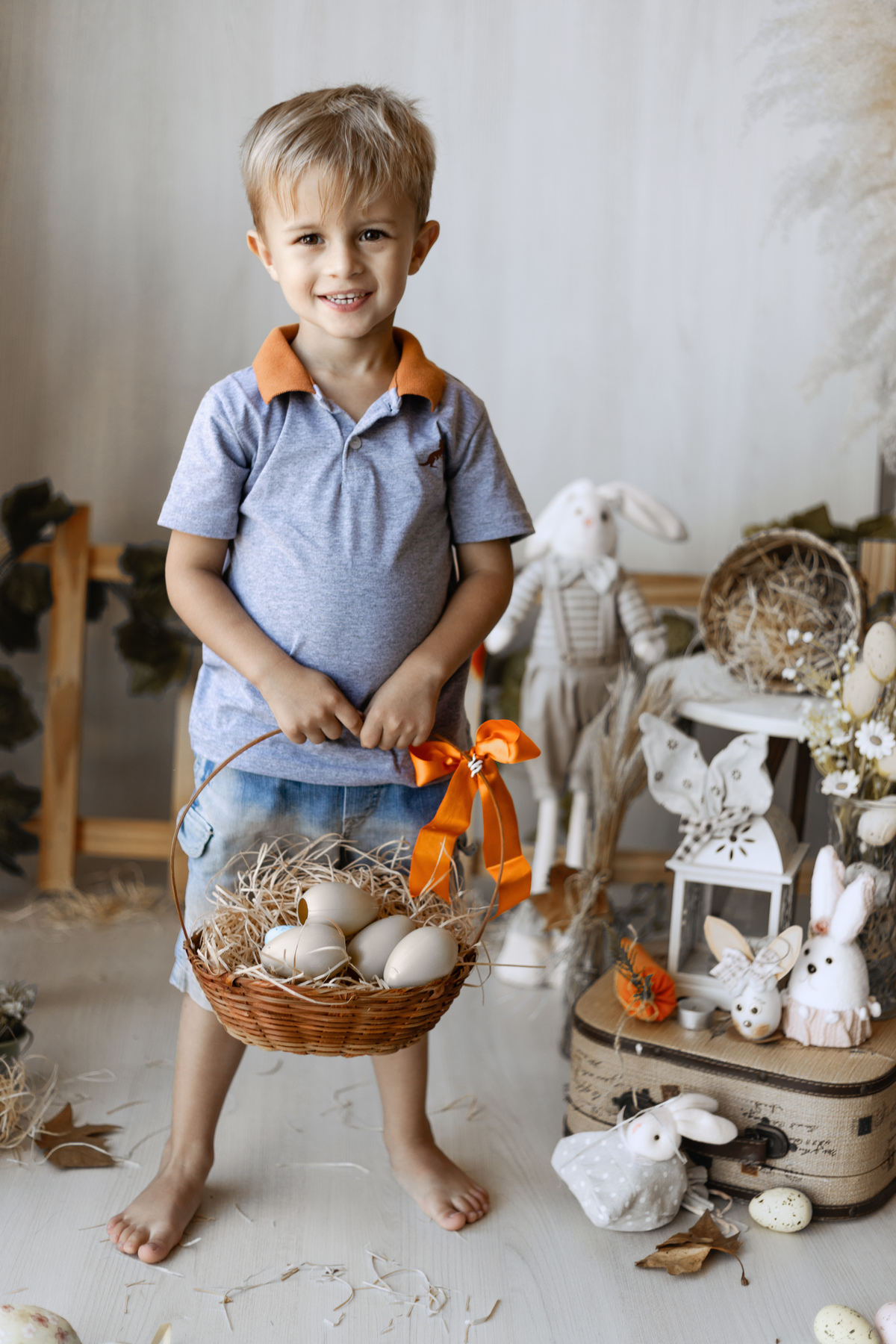 Ensaio de Páscoa infantil de menino com cesta
