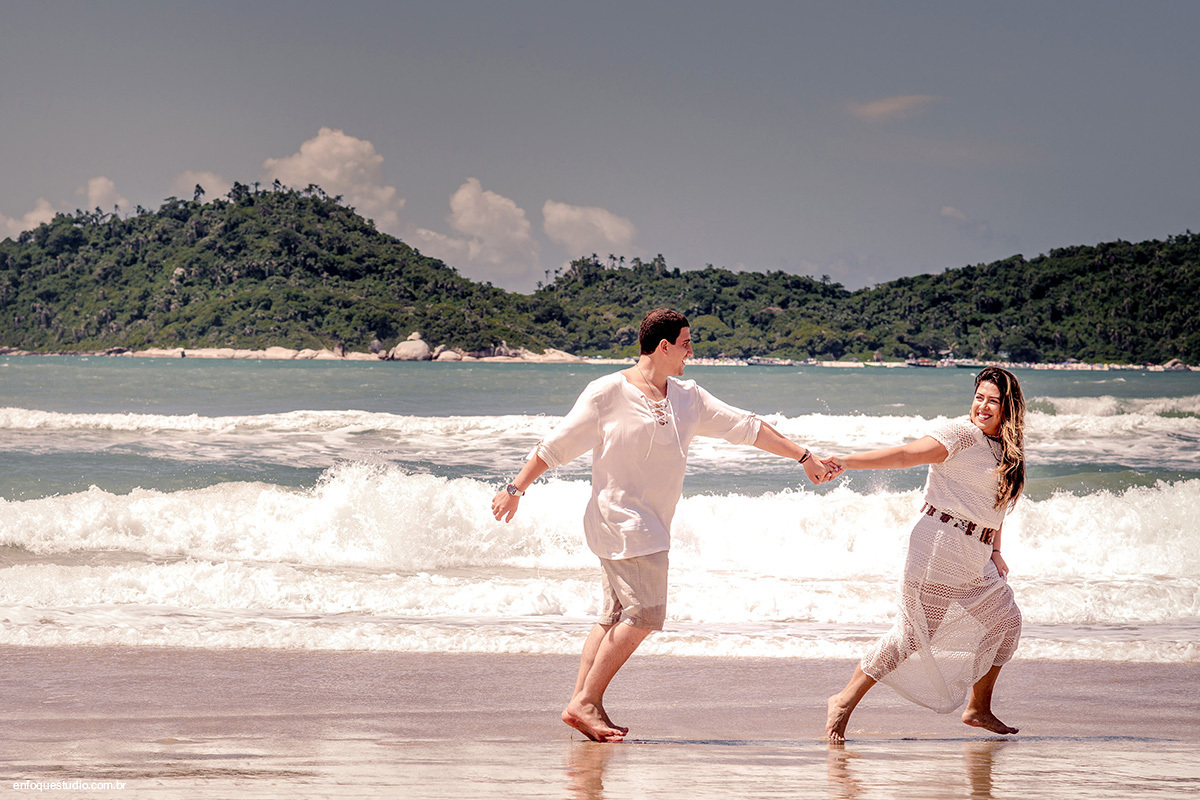 Casal correndo na praia