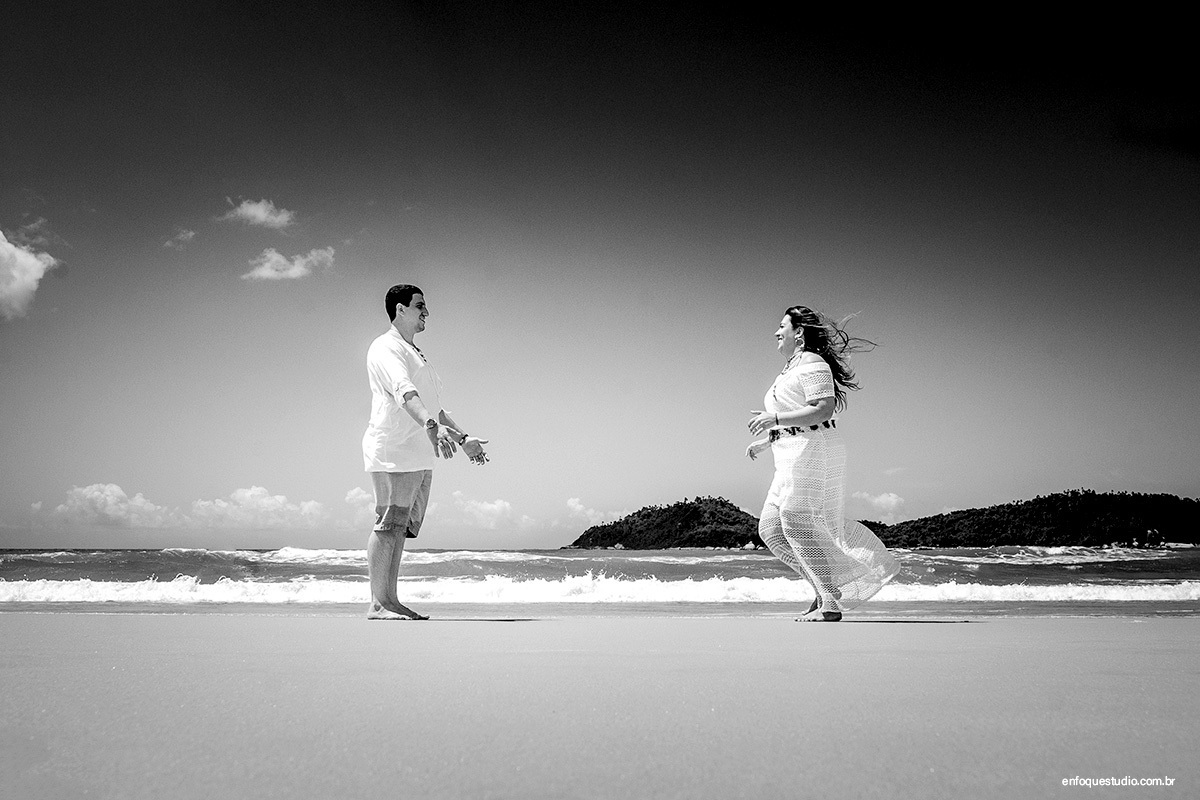 Foto PB de casal na praia