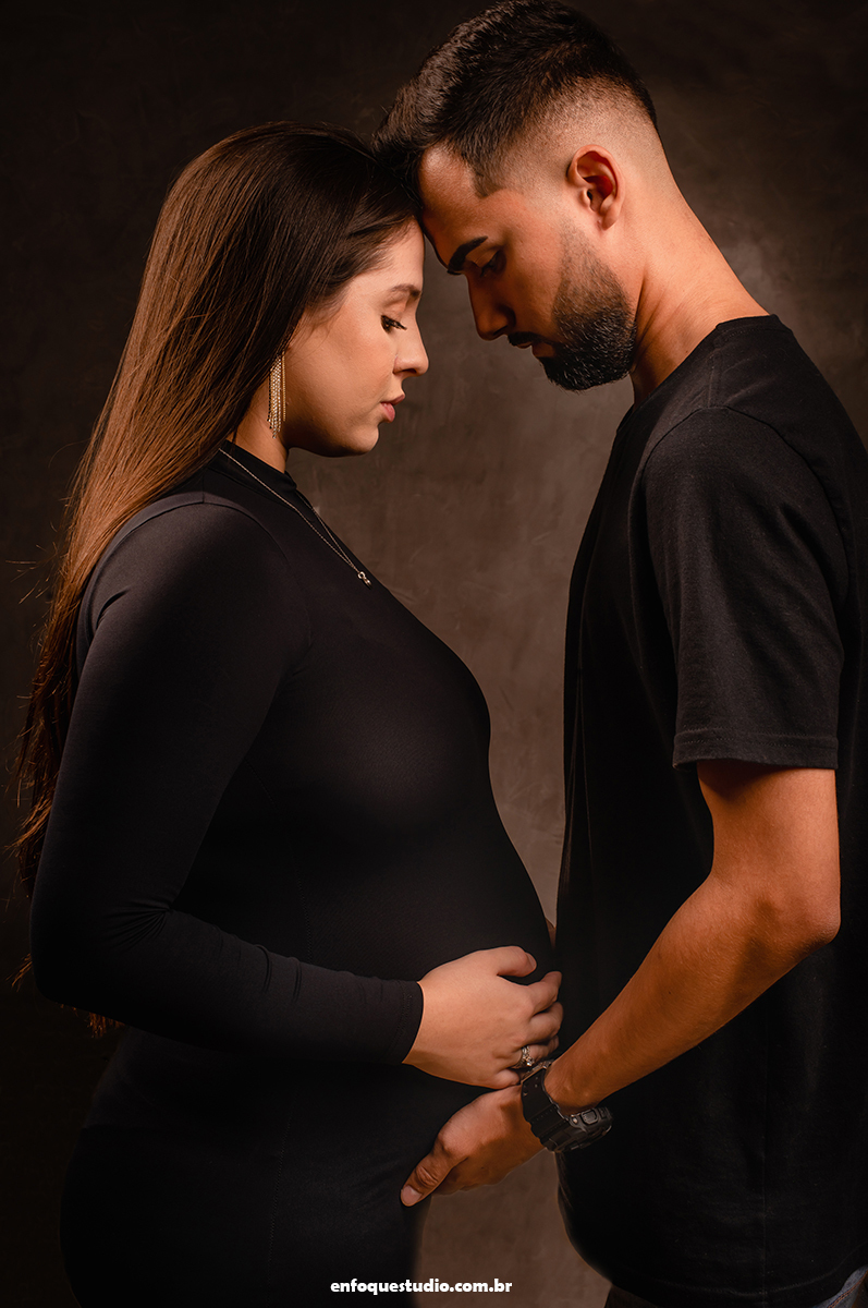 Sessão Fotográfica de Casal Gestante em Studio