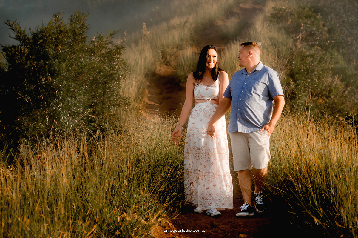 Foto de ensaio casal caminhando pela Serra de São Pedro