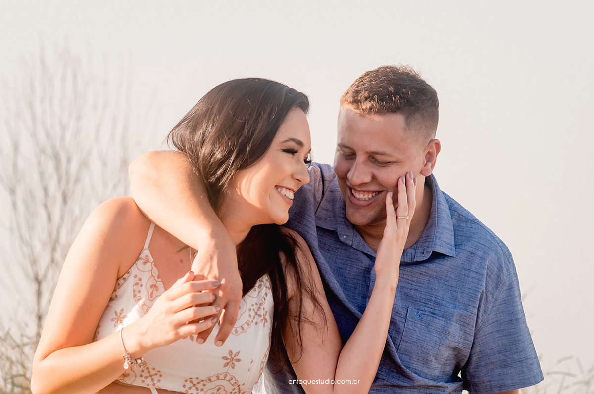 Foto do casal com fundo com nevoeiro