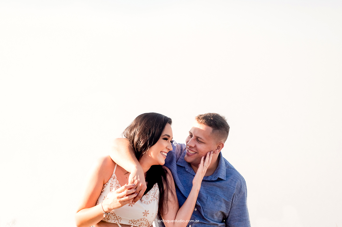 Foto de ensaio de casal com fundo completamente nevoado