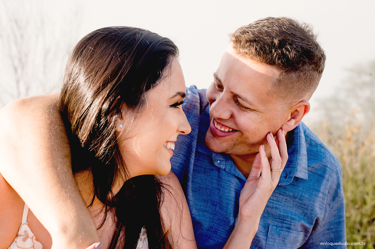 Foto Casal abraçados e sorrindo