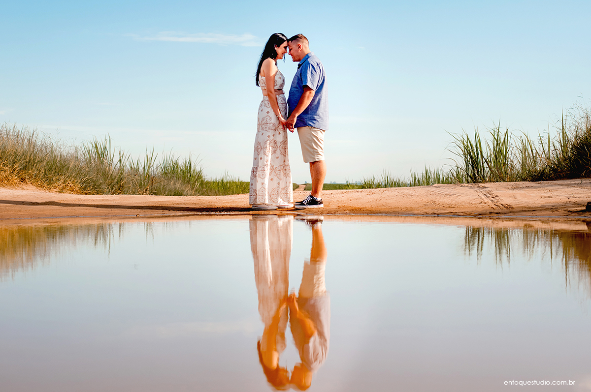 Casal com reflexo na água