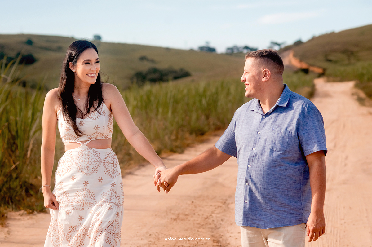 Foto casal Andando de Mãos dadas em estrada de terra