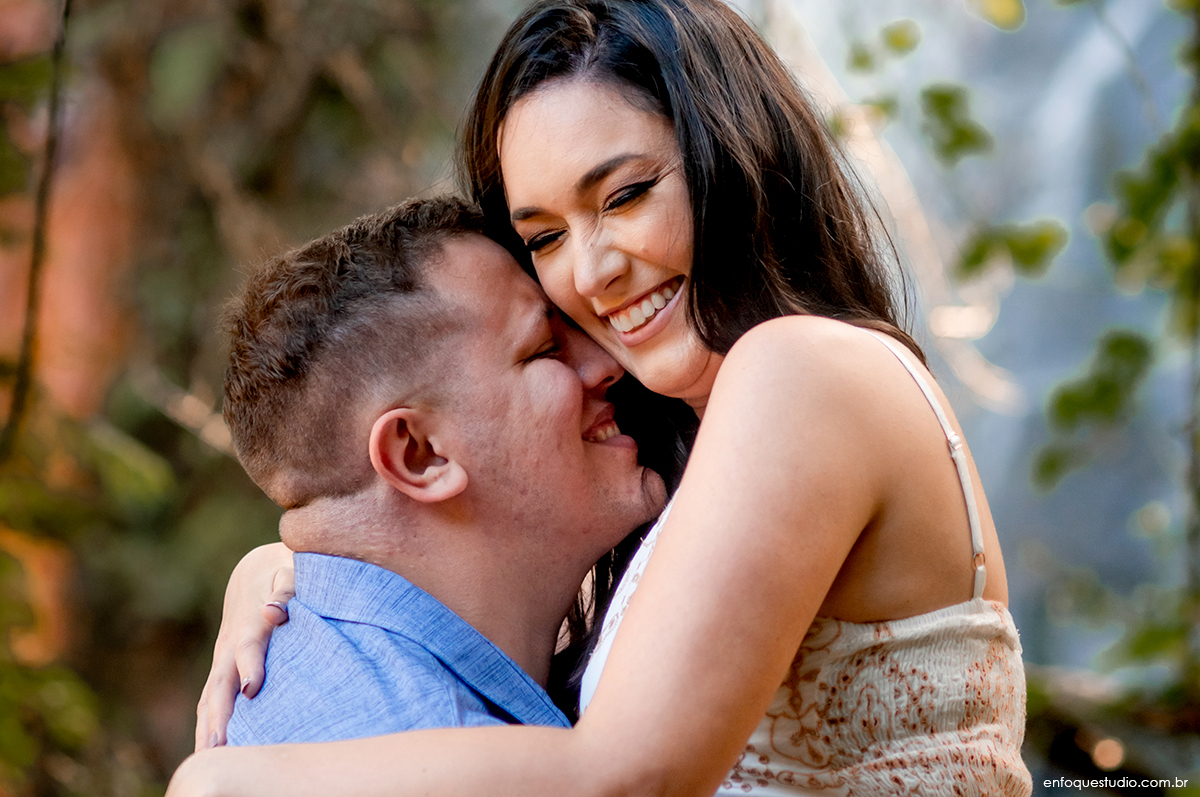 Foto do noivo carregado a noiva e os dois sorrindo
