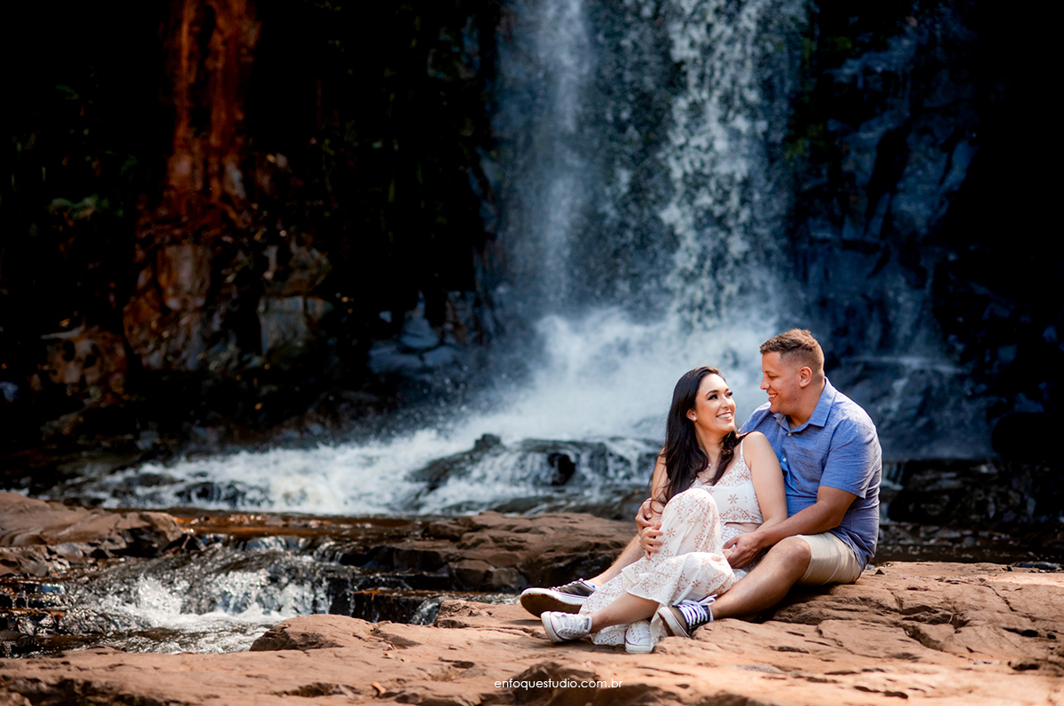 Foto dos noivos na Cachoeira de Brotas