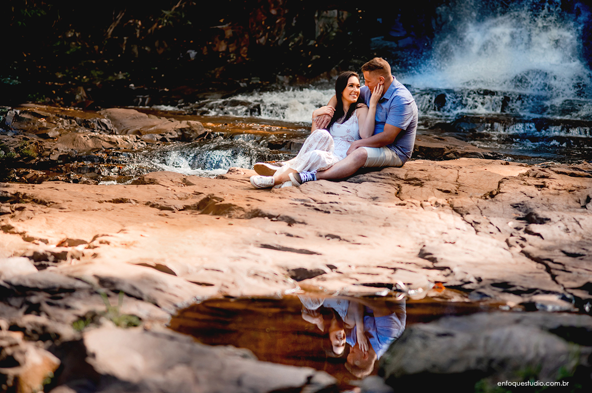 Foto dos noivos na Cachoeira de Brotas e com reflexo na água