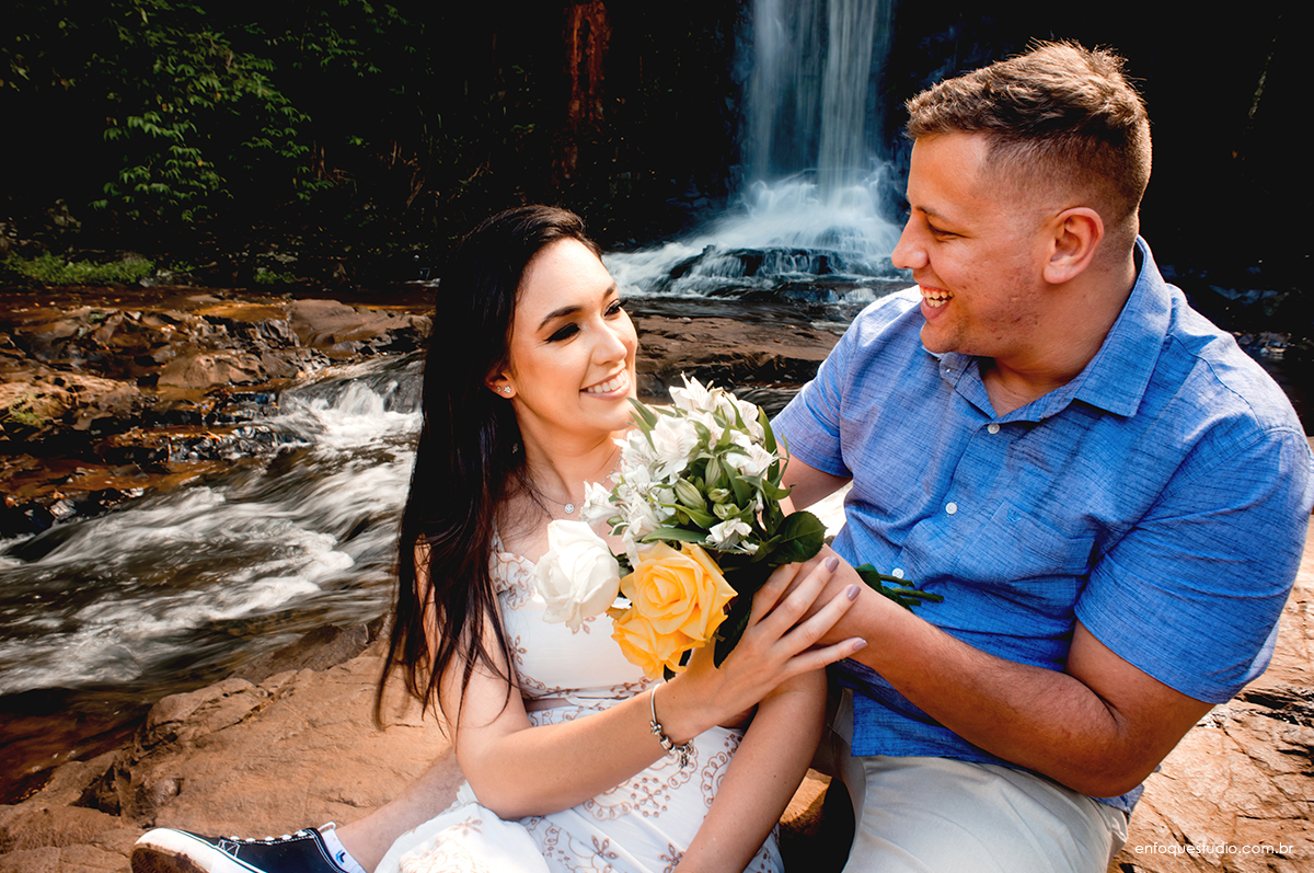 Foto do noivo e noiva com um buquê