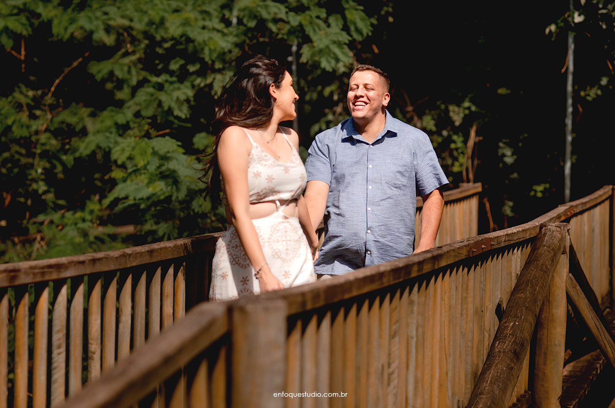 Foto casal correndo na ponte de madeira