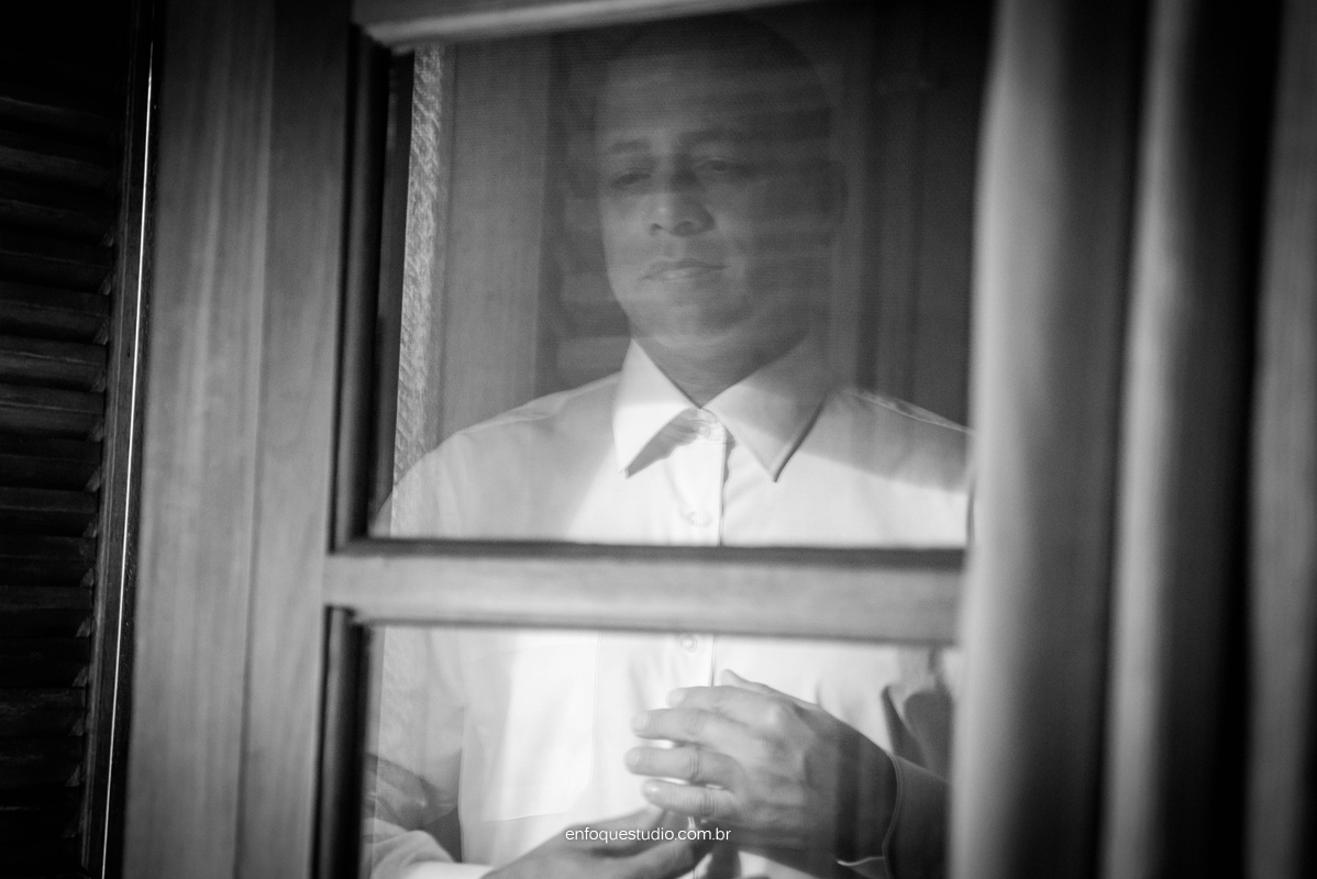 foto em pb do noivo se arrumando em making of em Itu SP