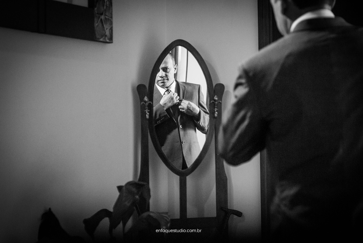foto do noivo se ajeitando na frente do espelho em foto PB em Itu - SP