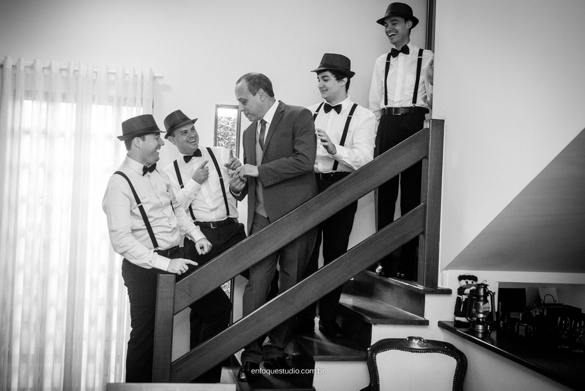 foto descontraída de pai e filhos em final de making of