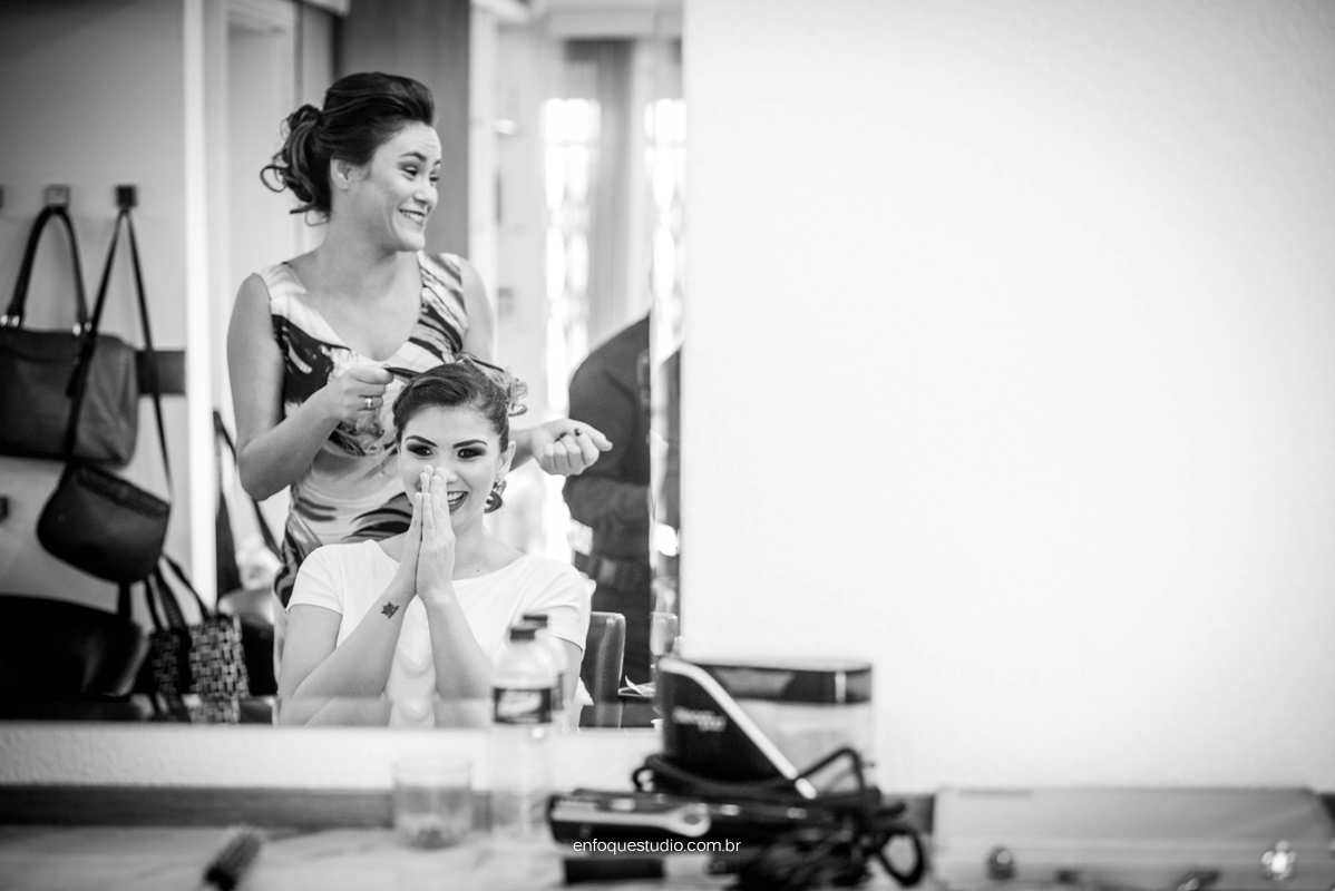 Foto de madrinha emocionada em making of 