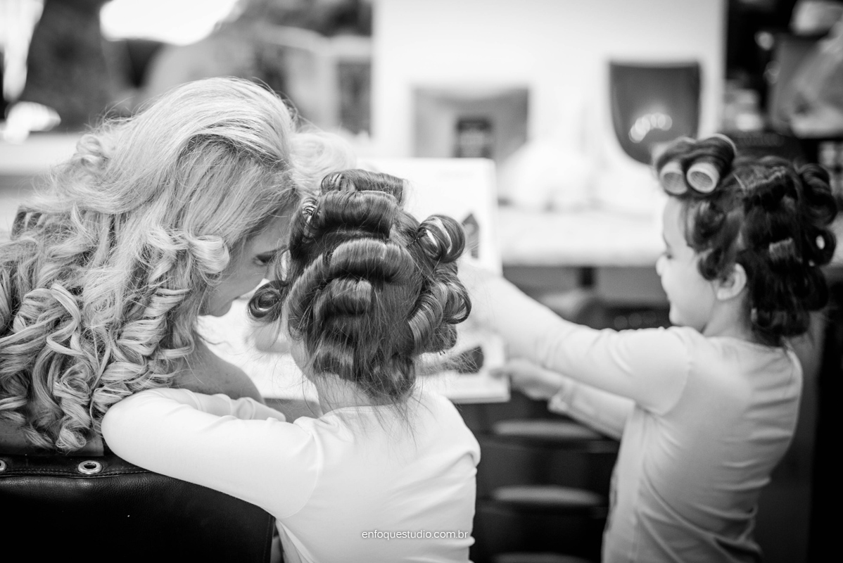 foto espontânea da noiva com as netas em making of em Itu SP