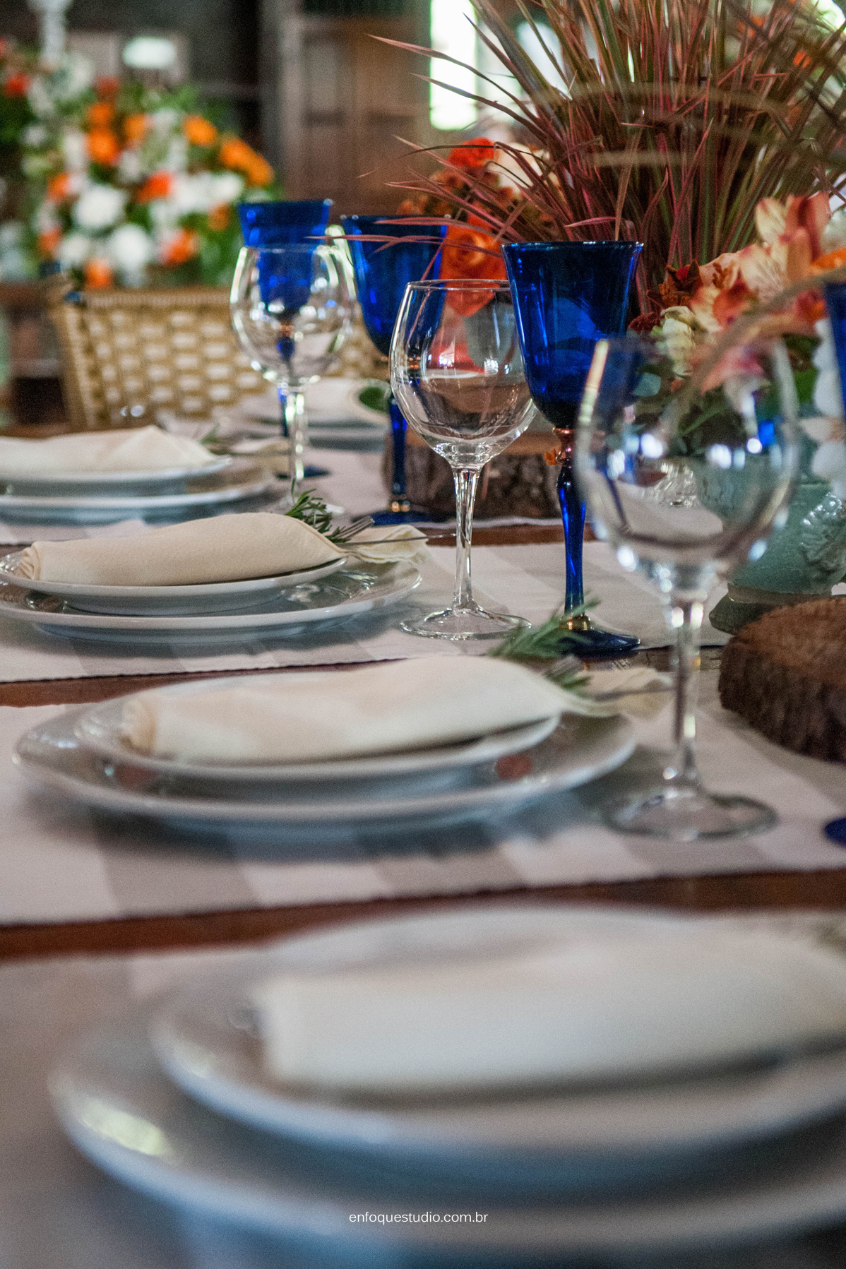 Foto de mesa para casamento com prato e taças em Itu SP