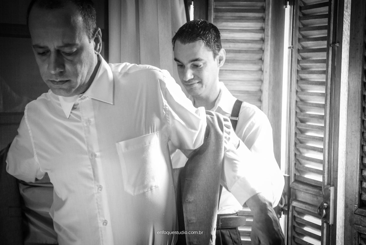 foto em PB do noivo com o filho se arrumando em making of em itu sp 