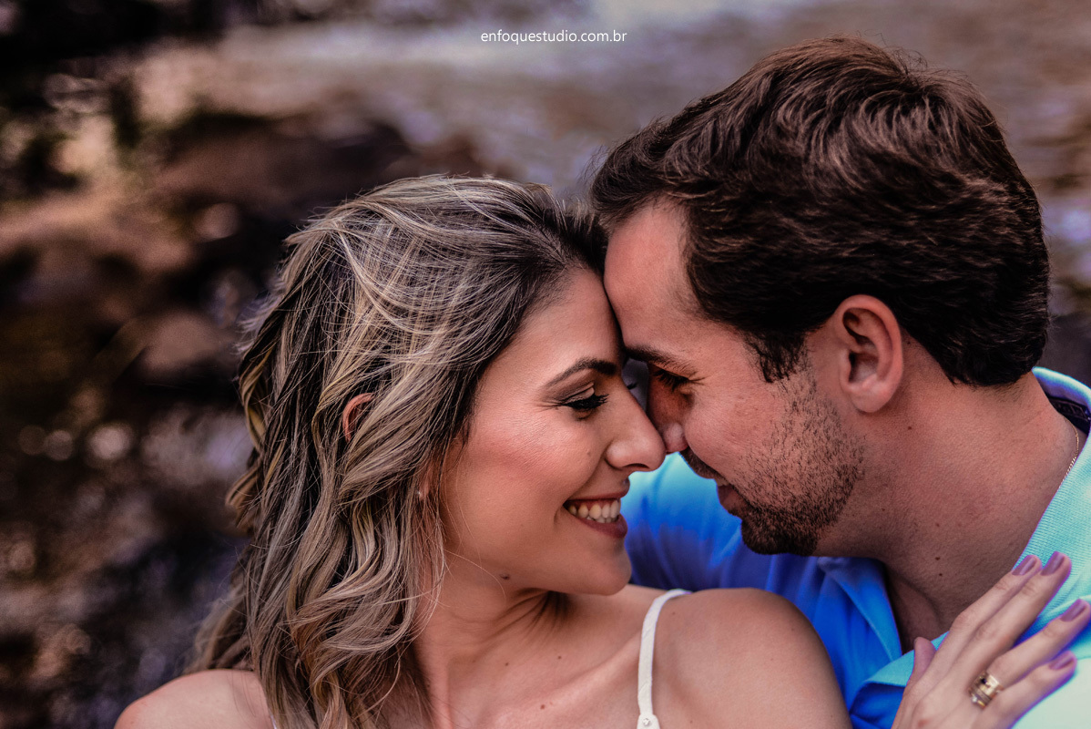 Foto de casal beira de uma cachoeira namorando