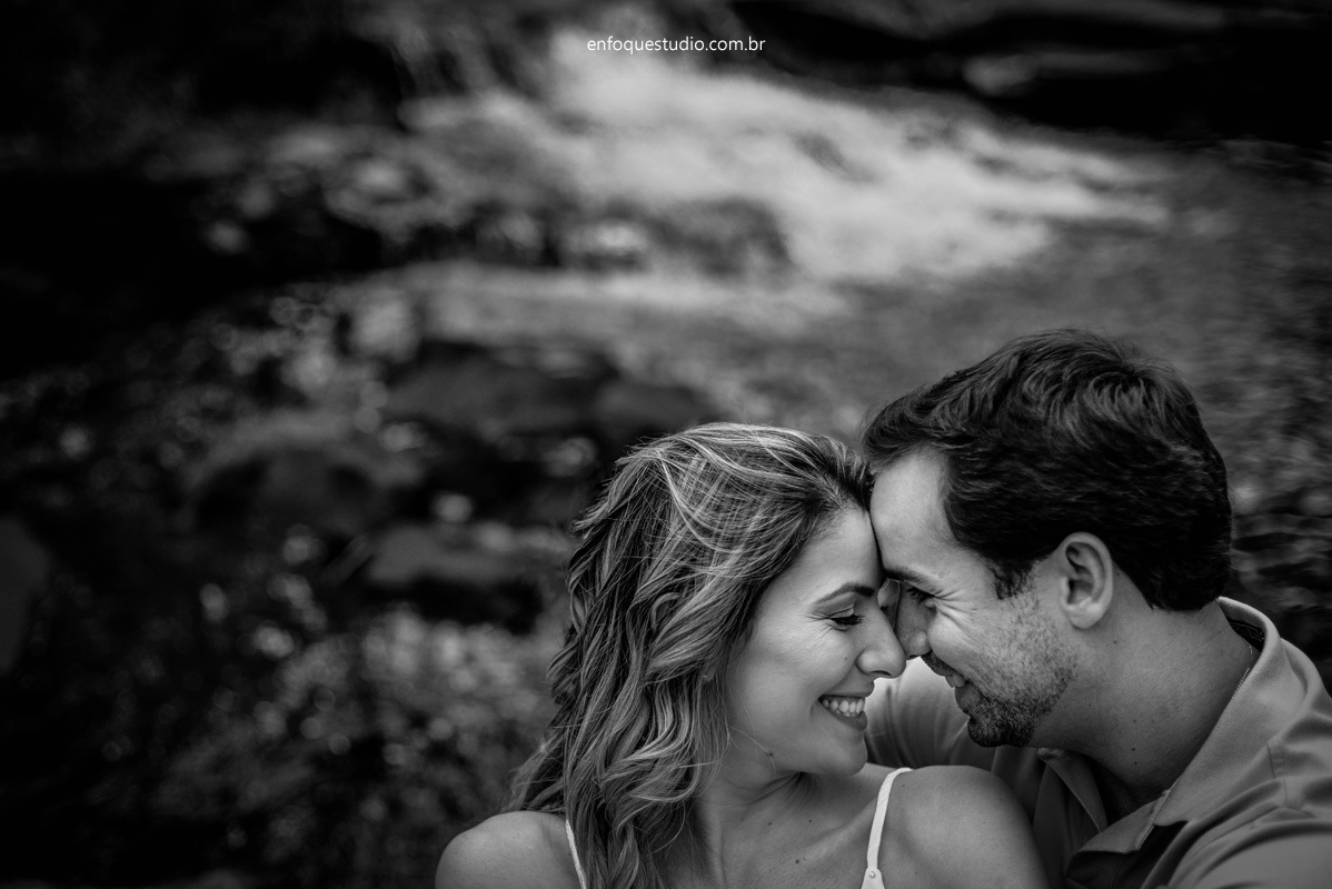 Foto PB de casal namorando em rio na cidade de Brotas-SP