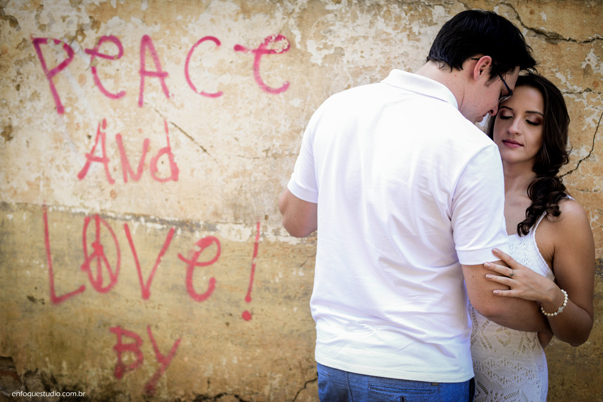 foto casal com frase peace and love 